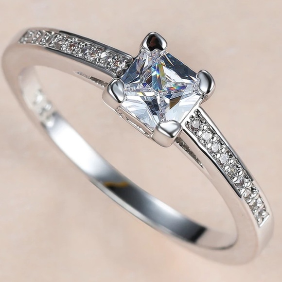 Princess cut sterling silver engagement ring - Picture 5 of 6